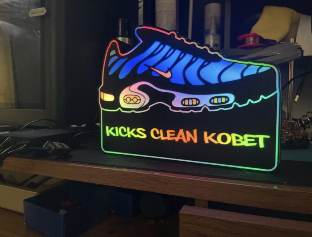 Lampe LED personnalisée Nike Tn avec design requin et éclairage dynamique