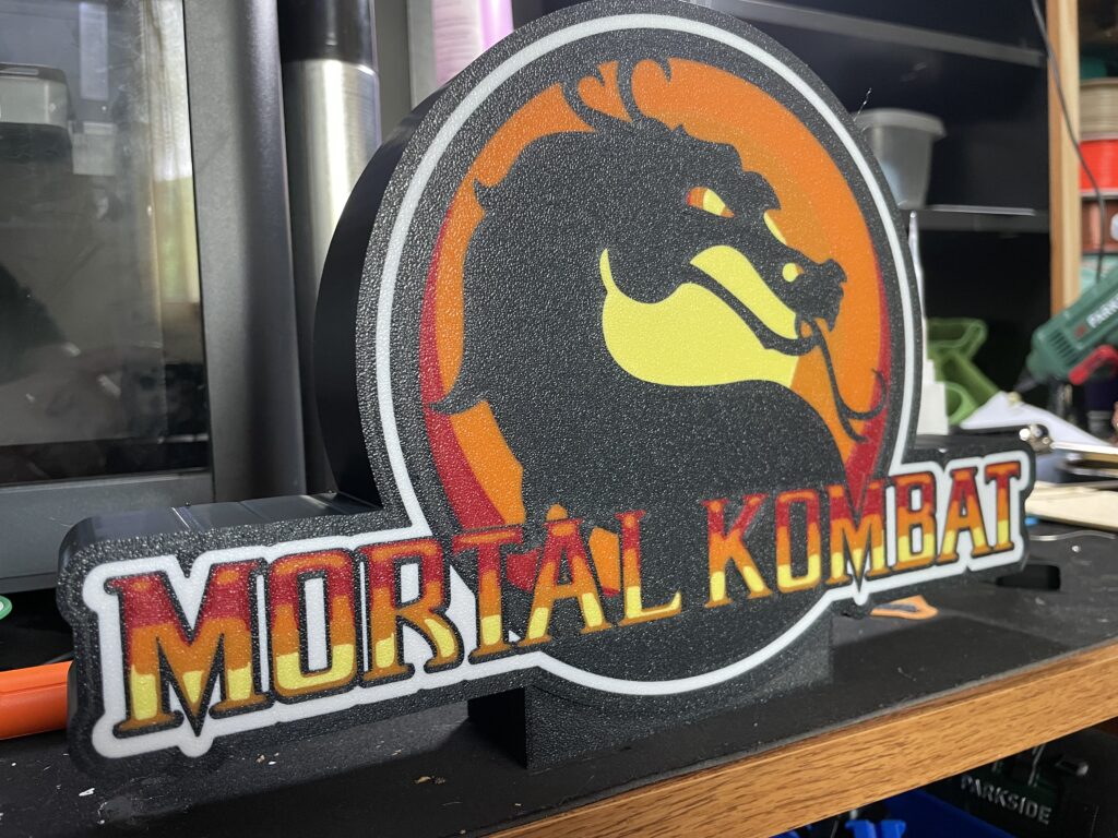 Lampe LED personnalisée Mortal Kombat avec logo et personnages emblématiques