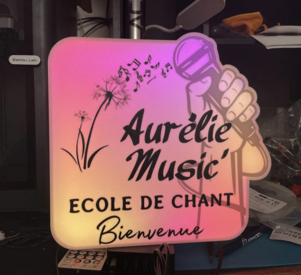 Lampe LED personnalisée pour l'école de chant Aurélie Music avec logo et message musical