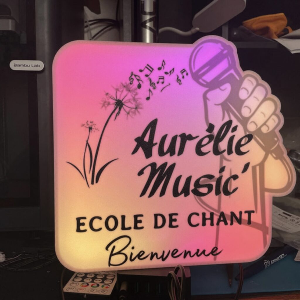 Lampe LED personnalisée pour l'école de chant Aurélie Music avec logo et message musical
