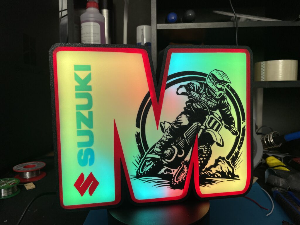 Lampe LED anniversaire personnalisée avec initiale M et thème moto cross